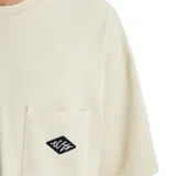Remera de algodón beige con bolsillo frontal y estampado gráfico.