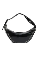 Cartera tipo hobo color bordó de cuero sintético, con cierre superior y asa regulable. Decorada con ojales metálicos plateados.