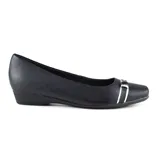 Zapato casual de cuero negro con detalle de hebilla plateada en el empeine y pequeño taco.