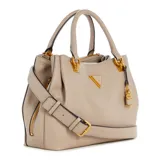 Cartera Guess modelo Cosette mediana, color beige, con herrajes en color bronce antiguo y emblema triangular de esmalte en relieve.