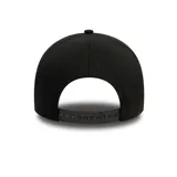 Gorro New Era 9Forty de los LA Dodgers, color negro con logo del equipo bordado en el frente y logo de New Era bordado en el lateral.