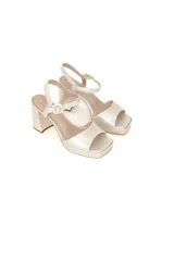 Sandalias de fiesta color blanco perlado, con plataforma delantera, tacón cuadrado y pulsera al tobillo.