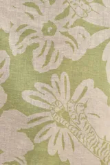 Pantalón ancho con pinzas en el frente, bolsillos laterales y elástico en la cintura.