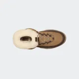 Botas de caña media Ugg modelo Terretrail Cozy Lace, color marrón claro con detalles en marrón oscuro y cuello de piel sintética color crema.