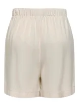 Short de tiro alto color crema confeccionado en tejido liviano de viscosa y lino. Presenta pinzas frontales que aportan estructura y un calce cómodo. Su corte clásico y su largo medio los convierten en una prenda ideal para el verano o los días de entretiempo.