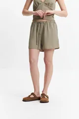 Short color verde oliva de poliéster con cintura elastizada y cordón ajustable.
