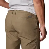 Pantalón de hombre color azul marino, de corte recto, con bolsillos laterales, bolsillos de seguridad con cierre y bolsillo para cuchillo. Confeccionado en tejido elástico con tecnología Omni-Shade UPF 50.