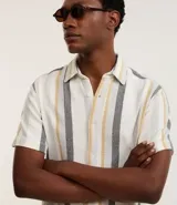 Camisa de manga corta para hombre marca Marfinno, confeccionada en tejido texturizado de mezcla de algodón y poliéster. Presenta un diseño de rayas verticales en tonos beige, gris y bordó, con cuello tradicional y cierre frontal mediante botones.