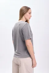 Remera gris oscuro de manga corta con estampa de Daisy Duck.
