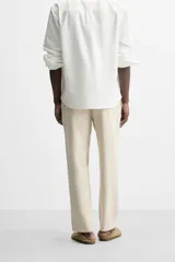 Pantalón azul marino de corte recto, con cintura elástica ajustable con cordón, bolsillos laterales y traseros.