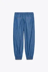 Pantalón jogger azul de lino, tiro alto con cintura elástica ajustable con cordón, bolsillos delanteros y puños elásticos.