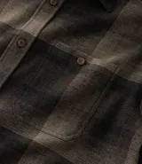 Camisa regular de algodón con estampado de cuadros en tonos verde y negro, cuello camisero, manga larga, abotonada al frente y bolsillo en el pecho.