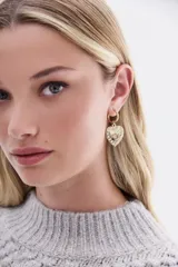 Aros dorados tipo argolla con dije de corazón con strass.