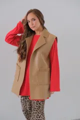 Chaleco largo color beige, con solapas y bolsillos delanteros con borde de corderito.