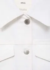 Chaqueta corta de jean blanca con cuello de solapa, dos bolsillos laterales y dos bolsillos de parche con solapa en el pecho.