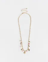 Set de dos collares cortos dorados, uno con cadena de eslabones y dijes de perlas, gotas y concha marina, y otro con mostacillas de colores.