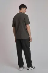 Remera verde oscuro de corte holgado y mangas cortas.