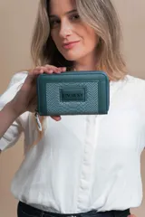 Billetera mediana color beige con textura croco, cierre alrededor y logo Lincoln's.