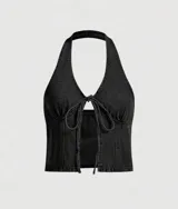 Top halter de jean negro con escote pronunciado y lazo ajustable en el centro del busto.