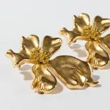 Par de aros colgantes dorados con forma de flor.
