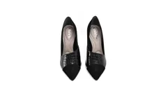 Stiletto negro con mezcla de cueros opacos y brillantes, tacón de 9 cm y detalle metálico.
