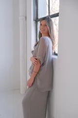 Blusa color gris claro, de corte holgado y mangas cortas.