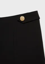 Pantalón de corte amplio color azul marino, con detalles de botones en la parte frontal.
