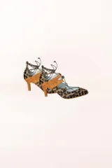 Zapato de tacón de 6 cm de alto combinado con animal print verde caza y ante camel. Con cordón y borla a juego.