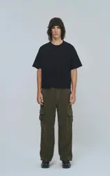 Pantalón cargo de corderoy color verde militar, de calce regular con 6 bolsillos y cintura elastizada.