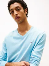 Sweater celeste de algodón con cuello en V y logo de Tommy Hilfiger bordado en el pecho.