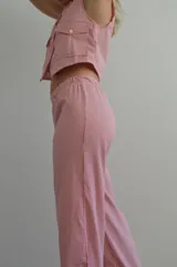 Chaleco sin mangas en rayas rojas y blancas, con ajuste en la parte posterior.