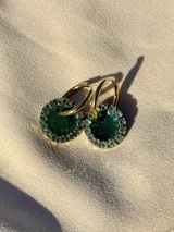 Par de aros dorados con dije circular de resina color terracota con glitter y borde de strass.