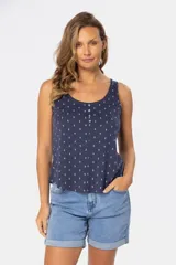 Musculosa azul con estampado de formas geométricas en blanco, escote redondo y botones decorativos en el frente.