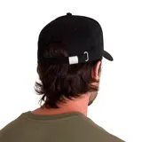 Gorro de camionero gris con visera y parte trasera de rejilla negra. Logotipo de Caterpillar bordado en la parte delantera.