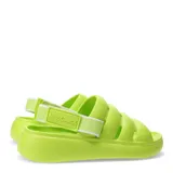 Sandalia de goma color amarillo limón con tiras horizontales y talón descubierto con elástico.