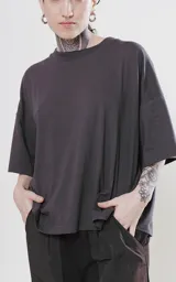 Remera negra de manga corta con calce boxy fit, realizada en tejido jersey 24/1 americano.