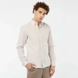 Camisa de vestir a rayas verticales color rosa y blanco, de corte clásico, con cuello abotonado y mangas largas con puños abotonados.