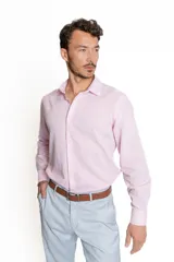 Camisa de vestir rosada de lino y algodón, de manga larga y corte clásico.
