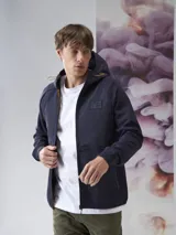 Chaqueta tipo outwear color marino, con capucha y cierres laterales.