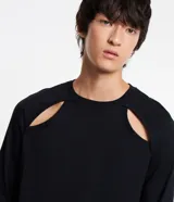 Remera negra de algodón, corte slim, cuello redondo, mangas largas y aberturas triangulares en los hombros.