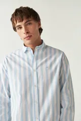Camisa de manga larga a cuadros rojos y negros, de corte slim fit, con cuello abotonado y logo bordado en el pecho. Confeccionada en algodón.