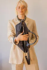 Cartera tipo tote bag de gamuza color azul marino, con doble asa corta y correa larga desmontable.