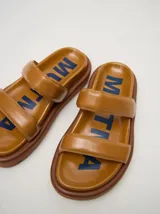 Sandalias de cuero vacuno color caramelo con acabado brillante y plataforma de 3cm.