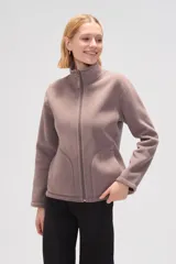 Campera color lila de micropolar con cuello alto, cierre frontal y bolsillos laterales.