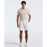 Bermudas color blanco con pinzas, bolsillos laterales y traseros.