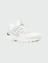 Championes urbanos Moncler modelo Trailgrip Lite 2, color blanco con detalles en negro, logo de la marca en el lateral y suela Vibram.