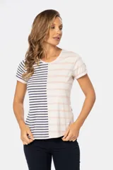 Remera de manga corta con cuello redondo y diseño a rayas horizontales en color beige y rosa.