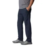 Pantalón de hombre color azul marino, de corte recto, con bolsillos laterales, bolsillos de seguridad con cierre y bolsillo para cuchillo. Confeccionado en tejido elástico con tecnología Omni-Shade UPF 50.