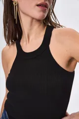 Top de punto rojo con cuello halter, ideal para looks casuales.