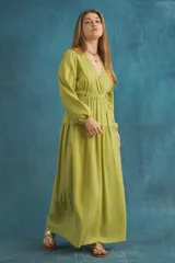 Vestido largo color verde lima, con escote en V cruzado, mangas largas abullonadas y cintura elastizada.